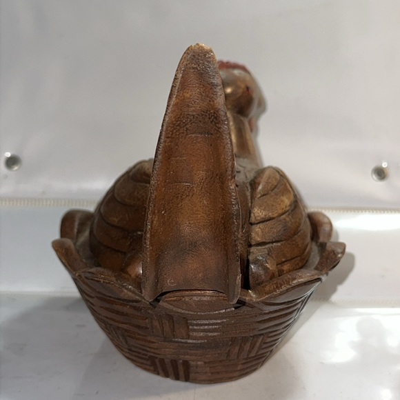 2 piece wooden hand carved hen on a nest - Picture 4 of 11